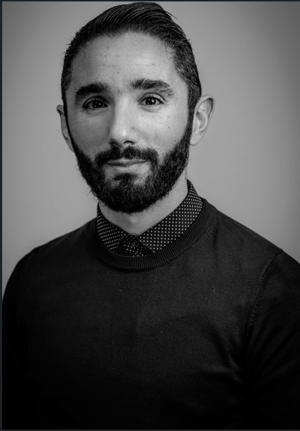 Portrait d'Aymen, en noir et blanc.